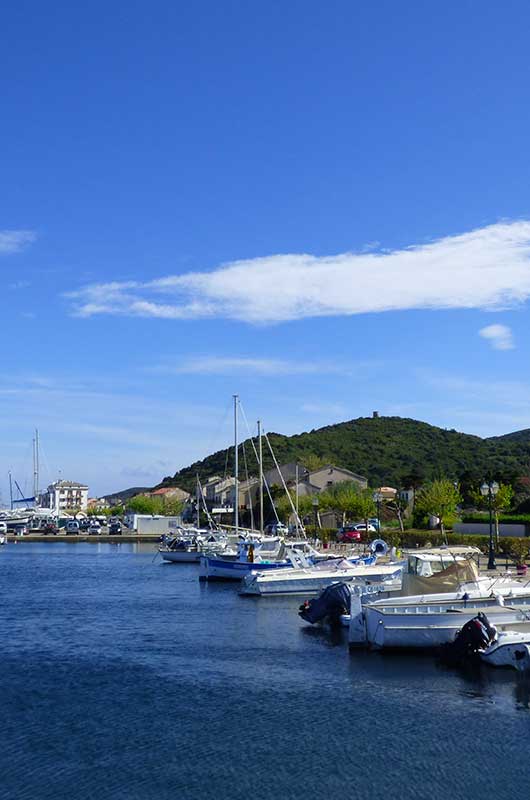 Macianggio, le port et ses belles plages de sable.