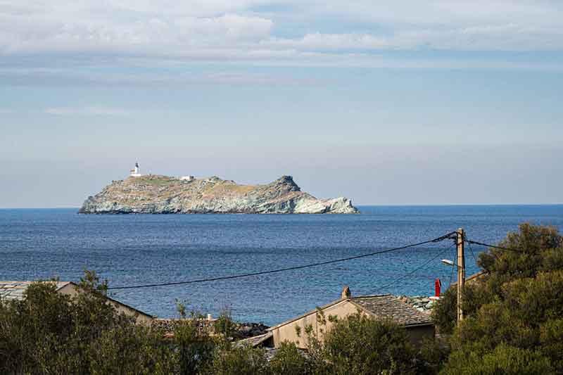 In Barcaggio, renovierte, geräumige und komfortable Wohnung mit zwei Schlafzimmern, Meerblick und Terrasse