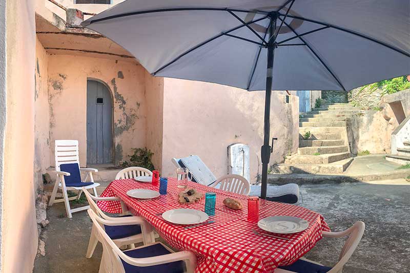 Casa di paese con vista mare nel cuore della macchia