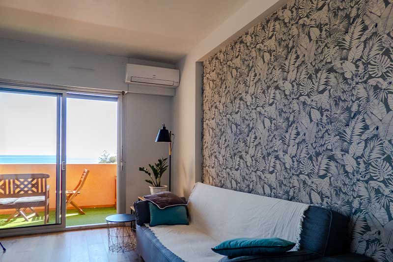 Appartement rénové et climatisé avec vue mer et balcon à seulement 2 minutes à pied de la plage