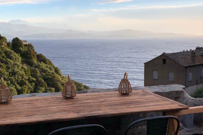 In Nonza, komfortable und geräumige Wohnung mit Dachterrasse und Meerblick