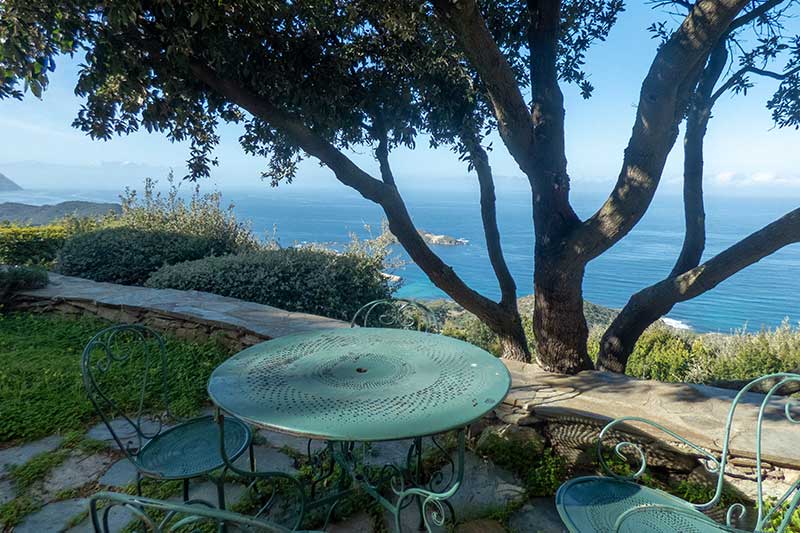On the heights of Centuri, holiday home surrounded by maquis with exceptional views and a little pool