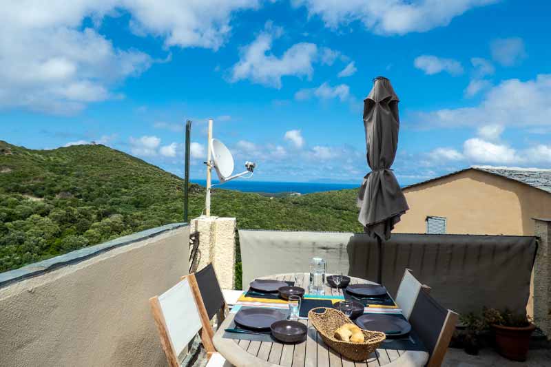 Maison de village confortable et agréable, avec terrasse et vue mer