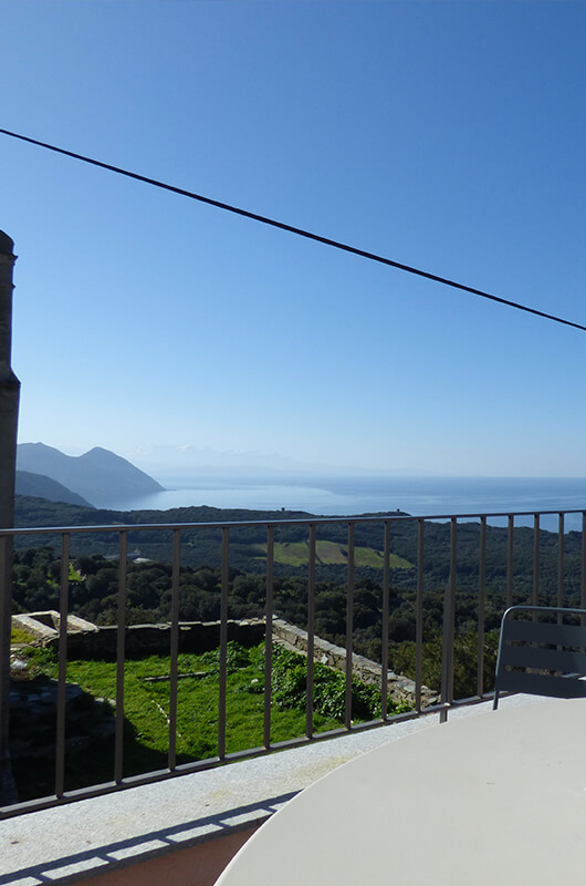 A Centuri, dans hameau typique du Cap Corse, au calme, maison rénovée, confortable, avec terrasses et très belle vue sur la mer