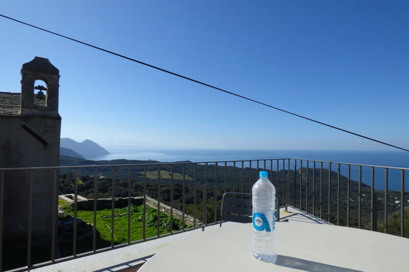 A Centuri, dans hameau typique du Cap Corse, au calme, maison rénovée, confortable, avec terrasses et très belle vue sur la mer