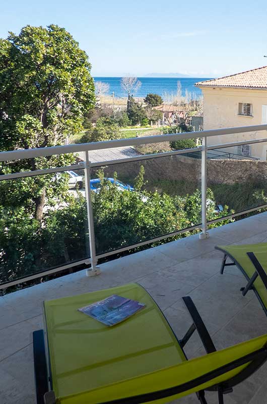 Rez de villa climatisé très confortable avec accès P.M.R., terrasse, vue mer, garage, à 200 mètres de la Marine de Sisco