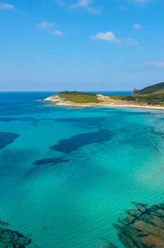 Unico a Barcaggio! Grande proprietà con 2 abitazioni indipendenti, ampio giardino, vicino al mare, per 13 persone