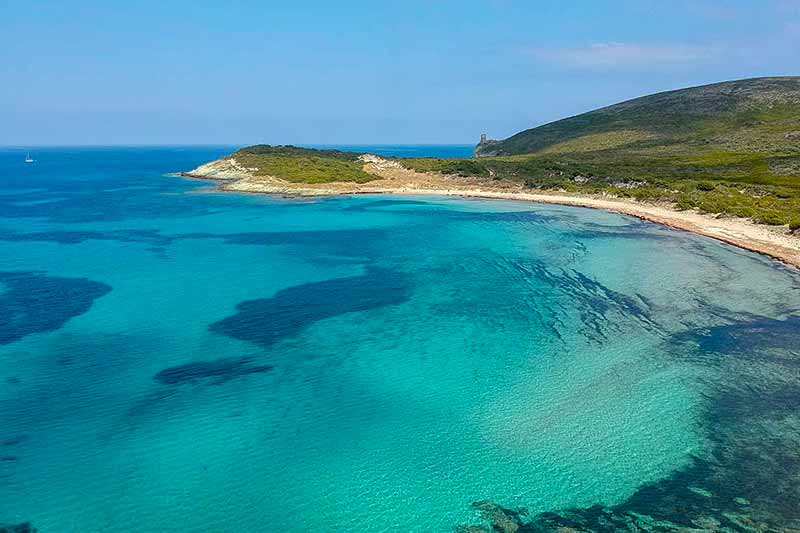 Unique à Barcaggio ! Grande propriété avec 2 habitations indépendantes, vaste jardin, à deux pas de la mer, pour 13 personnes par Locations Cap Corse