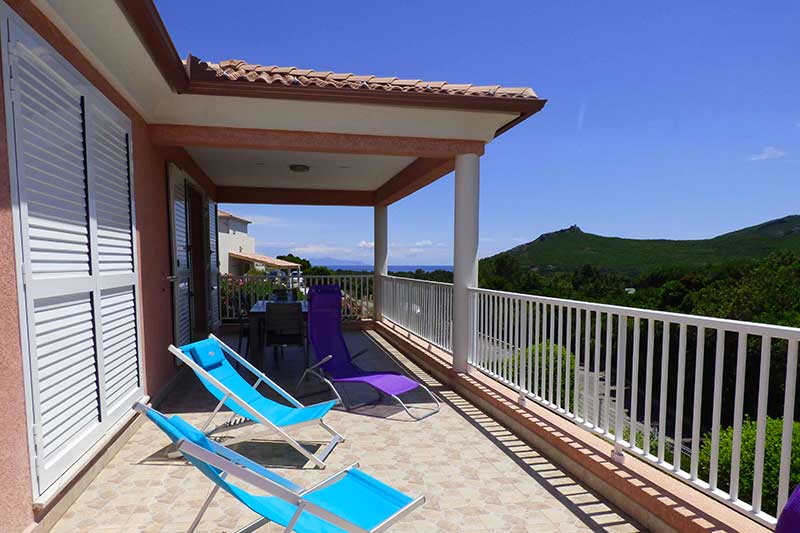 Villa moderna e climatizzata con ampia terrazza, macchia mediterranea e vista mare per 4 persone