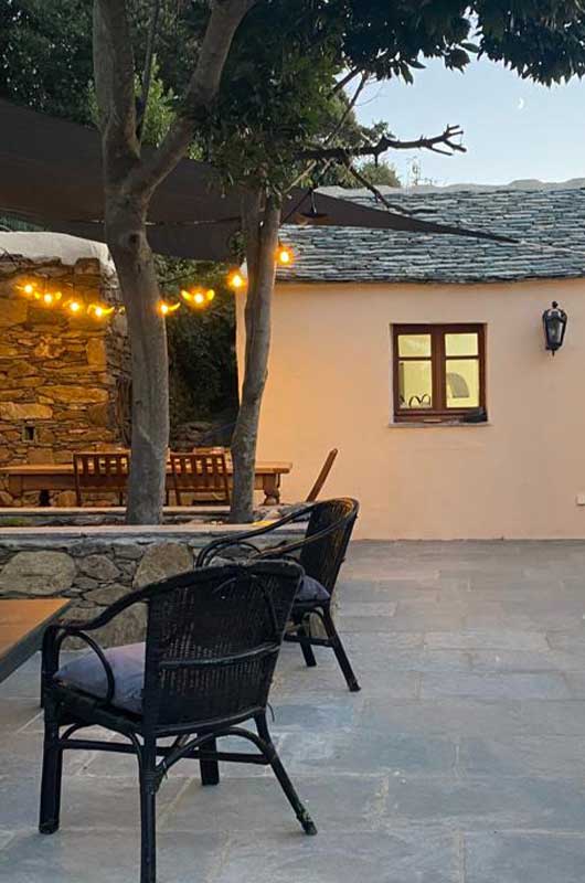 A Ersa, maison de famille rénovée, spacieuse et confortable, avec 5 chambres, cour intérieure et terrasse vue mer, à 10 mn en voiture des plus belles plages du Cap Corse par Locations Cap Corse