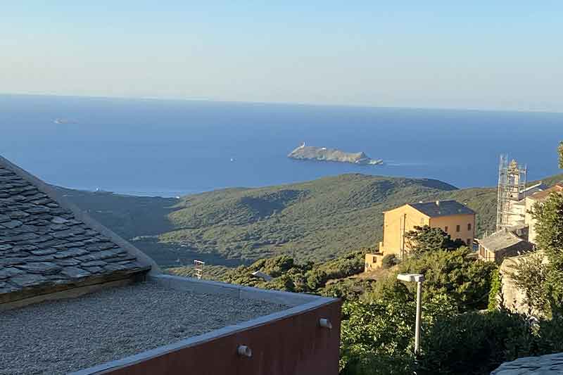 In Ersa, renoviertes, geräumiges und komfortables Familienhaus mit 5 Schlafzimmern und Terrasse mit Meerblick, 10 Minuten mit dem Auto von den schönsten Stränden des Cap Corse entfernt.