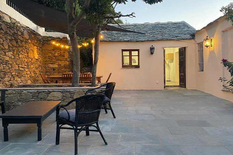 A Ersa, maison de famille rénovée, spacieuse et confortable, avec 5 chambres, cour intérieure et terrasse vue mer, à 10 mn en voiture des plus belles plages du Cap Corse