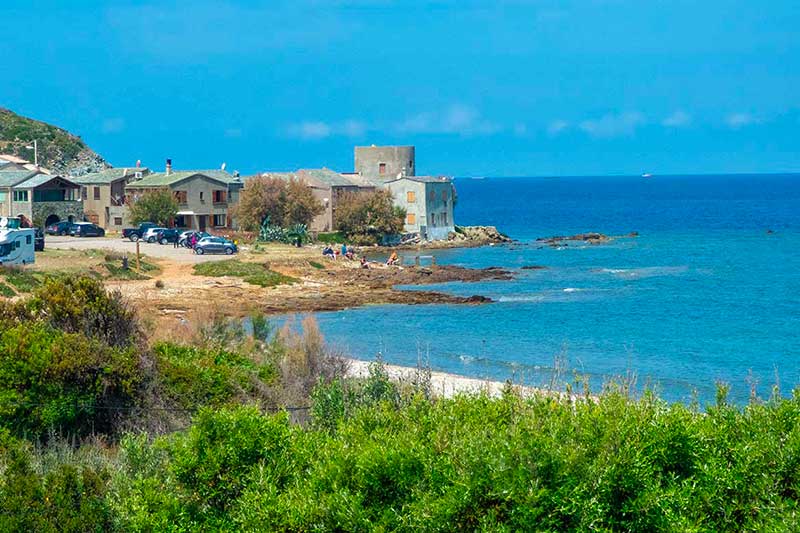 Deux appartements mitoyens (pour 8 personnes) avec terrasse et vue sur mer à l'étage d'une maison