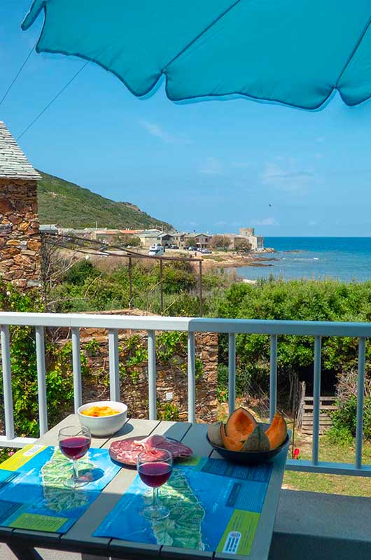 Appartement dans un hameau calme avec une grande terrasse et vue mer.