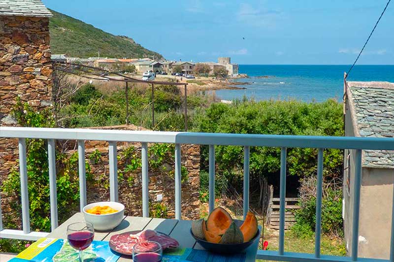 Appartement dans un hameau calme avec une grande terrasse et vue mer.