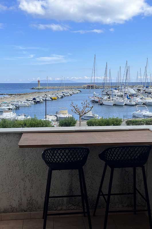 A Macinaggio, studio rénové, climatisé, avec balcon vue mer, proche plage, commerces et activités