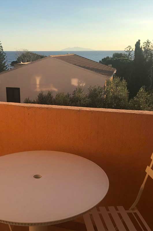 Studio climatisé avec balcon, vue mer, proche plage et tous commerces par Locations Cap Corse