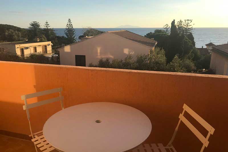 Studio climatisé avec balcon, vue mer, proche plage et tous commerces par Locations Cap Corse