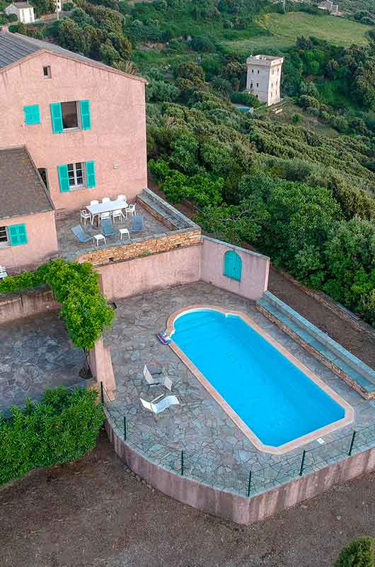 Grande maison de famille, avec piscine, parc, très belle vue panoramique sur la mer et la côte ouest du Cap Corse