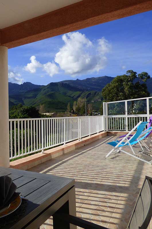 Villa climatisée, avec grande terrasse et vue panoramique sur les montagnes, pour 6 personnes