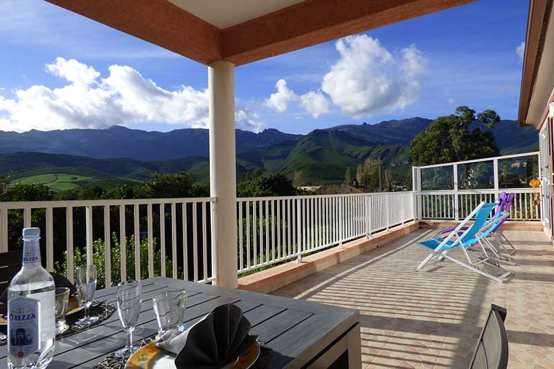 Villa climatizzata con ampia terrazza e vista panoramica sulla macchia e sul mare