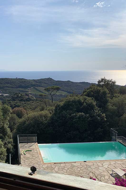 Villa con 5 camere da letto, piscina e straordinaria vista mare immersa nel verde