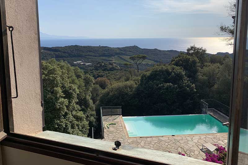 Villa con 5 camere da letto, piscina e straordinaria vista mare immersa nel verde